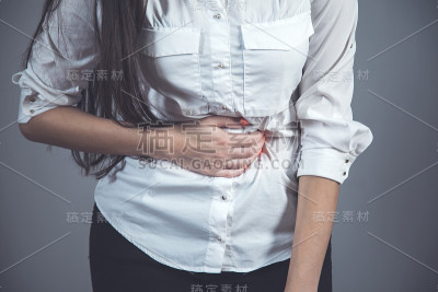 女人手在痛肚子