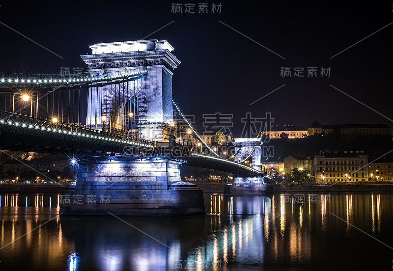 布达佩斯链桥的夜景