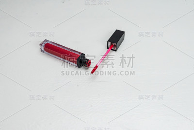 液体口红与涂抹器隔离在白色和复制空间。