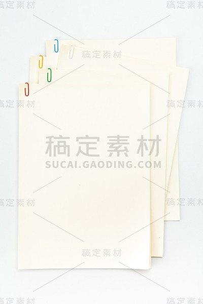 纸上彩色回形针