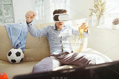 戴着虚拟现实眼镜的人。未来技术的概念