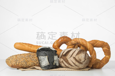 许多不同种类的面包