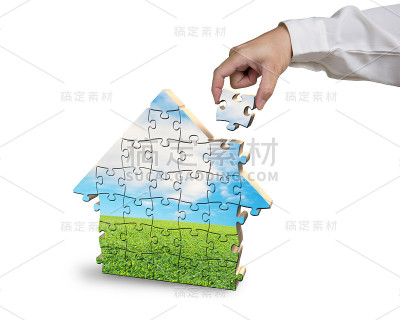 在美丽的风景中组装房屋形状的拼图