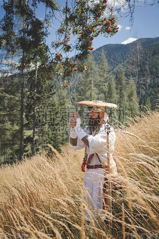 欧洲修根道和尚徒步旅行在奥地利山脉，奥地利，Ötscher