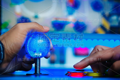 一种街机玩家使用操纵杆和按钮来玩一种射击类的电子游戏。