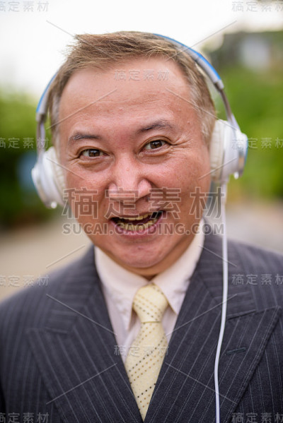 户外大街上成熟的亚洲商人的肖像