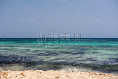 西班牙福门特拉的米约恩海滩上美妙的绿松石水。