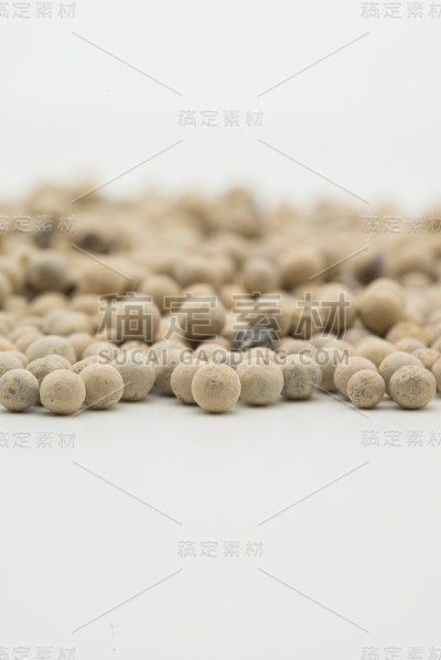 特写黑胡椒孤立在一个白色的背景。