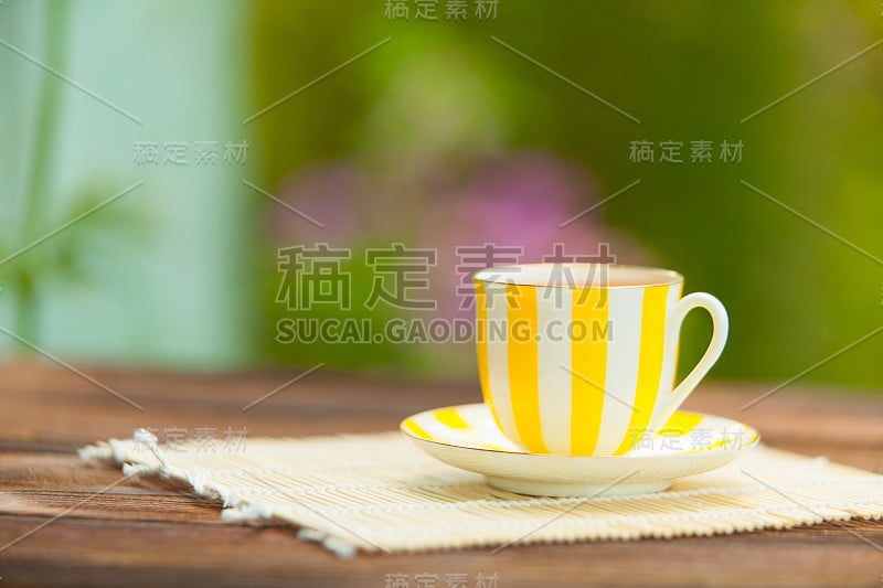 瓷杯，桌上放着绿茶