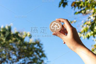 女性手握木盘，带着云计算的符号奔向蓝天