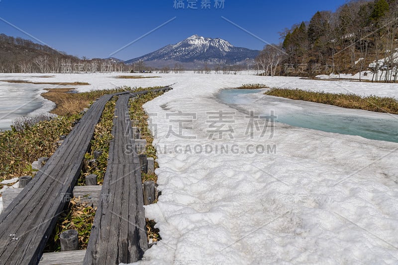 从Ozegahara沼泽看到的hiuchigatake山