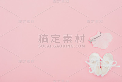 俯视图婴儿袜子和鞋子隔离粉红色