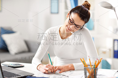 在家办公的女性