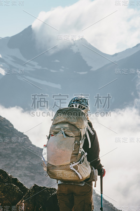 背包客游客登山探险旅行生活理念活跃的夏日度假户外运动