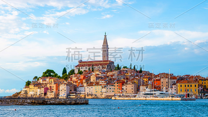 Rovinj Croatia，城市村庄Rovinj Croatia，色彩斑斓的小镇，港口附近有教堂和