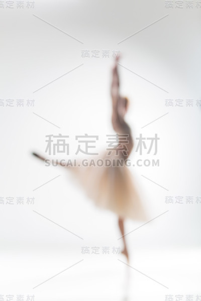 白色背景上芭蕾舞女演员模糊的剪影