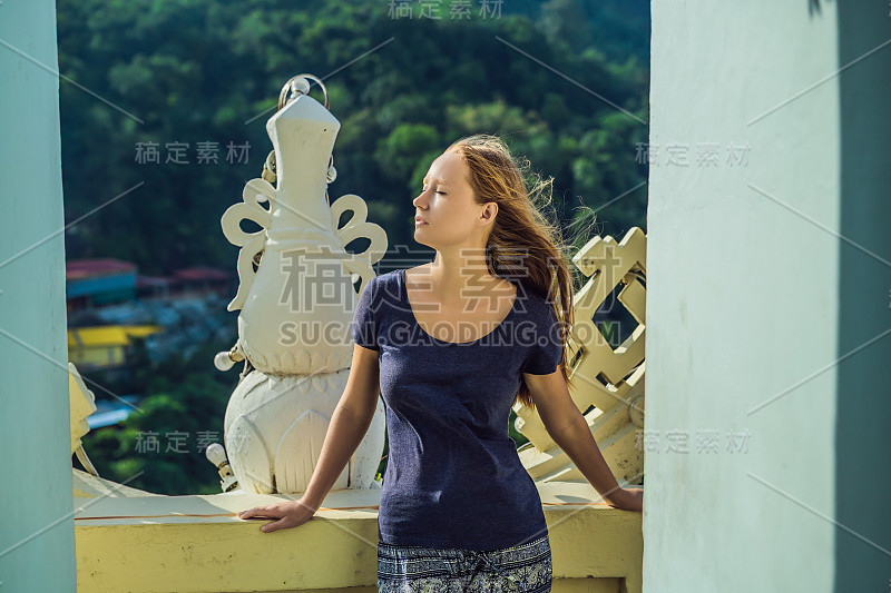 年轻女子游客在佛教寺庙Kek Lok Si在槟城，马来西亚，乔治城