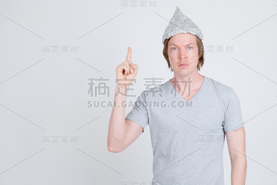 一个戴着锡纸帽的年轻人作为阴谋论的概念指向上方