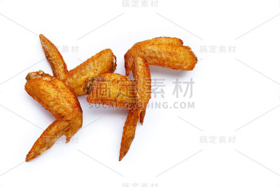 白色背景上的炸鸡翅。