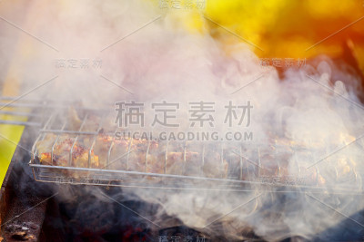 烤鸡腿上的炭火