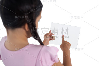 用玻璃平板电脑的女孩
