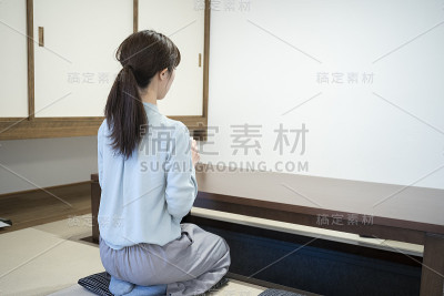 一个年轻女子在日式房间里放松的背影