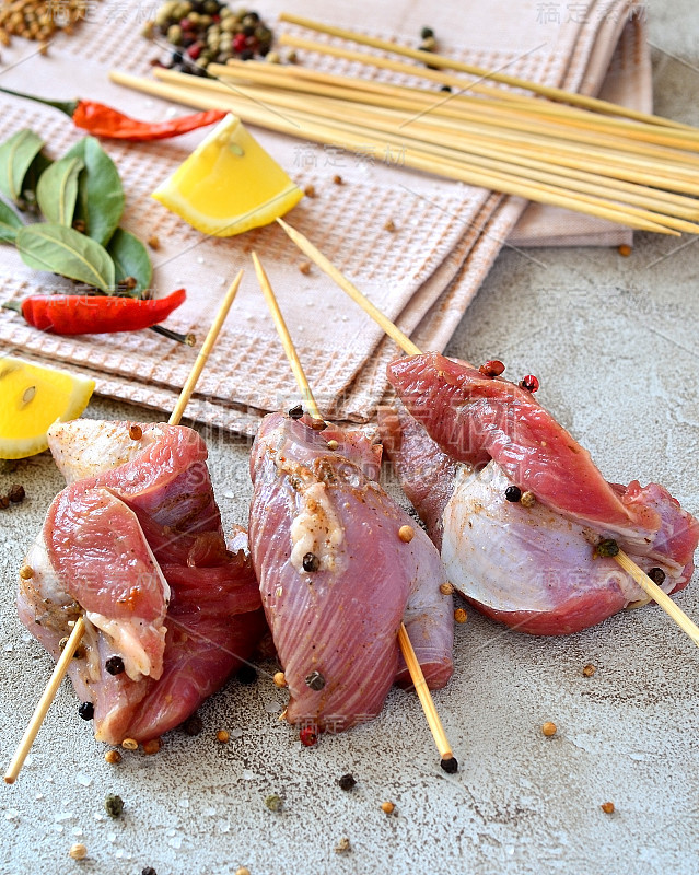 餐桌上的生肉串