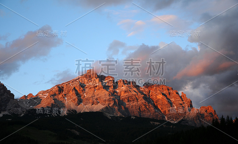 美丽的多云天空日落在Dolomites La Villa，阿尔塔巴迪亚。意大利。