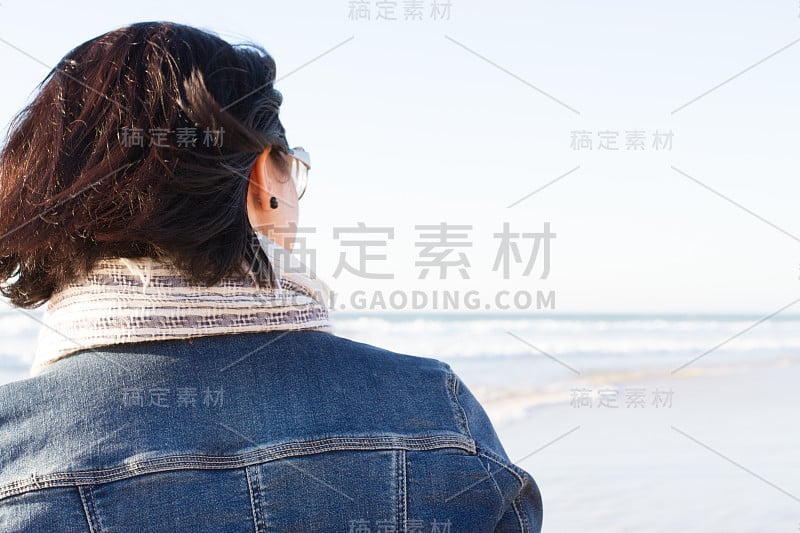 女人在假期看海滨度假