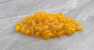 有机手肘通心粉堆在灰色大理石台面的侧面