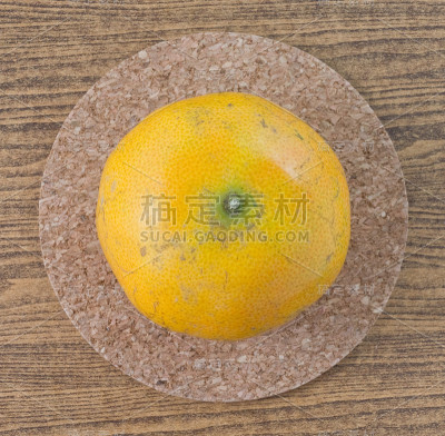 木板上的新鲜橙子
