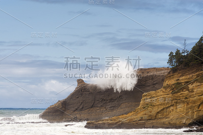 基旺达海角球鞋海浪击中悬崖