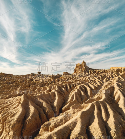 大角度的戏剧性粘土岩形成沙漠景观与上方的云景