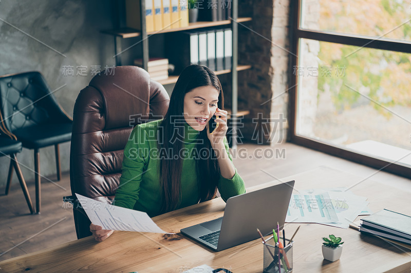 漂亮的商务夫人的照片讲电话伙伴重要的公司启动投资问题穿绿色高领椅子现代室内办公室