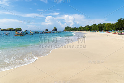 热带夏日沙滩上的白沙