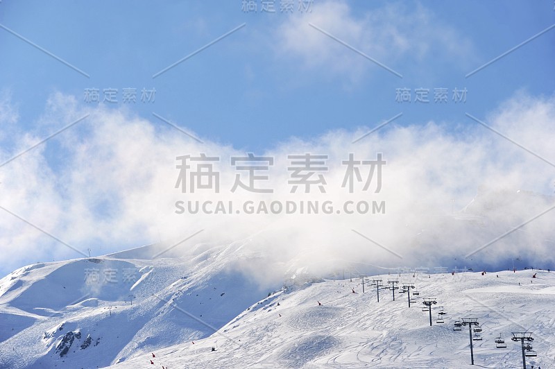 在滑雪胜地有滑雪缆车和云彩的冬季风景