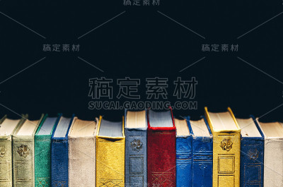 图书馆里的一排旧书，黑色背景，复制空间