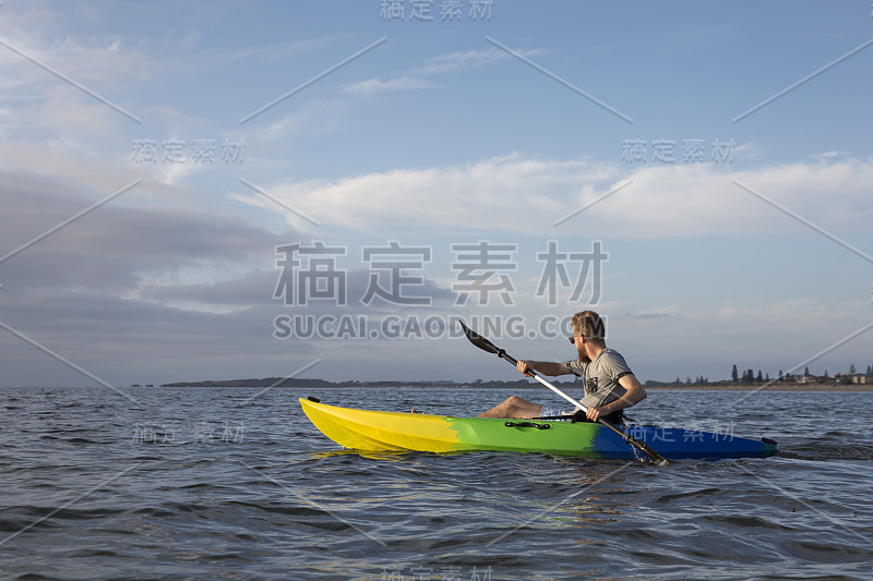 在海上划皮艇的年轻人