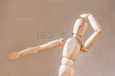 木制人体模型孤立在白色背景上