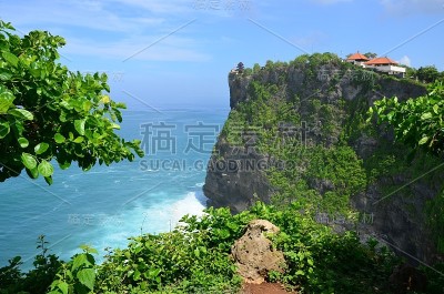 印度尼西亚巴厘岛乌鲁瓦图寺庙的悬崖和无尽的海洋