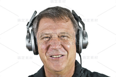 男人戴着耳机