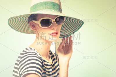 戴着帽子和太阳镜的女人