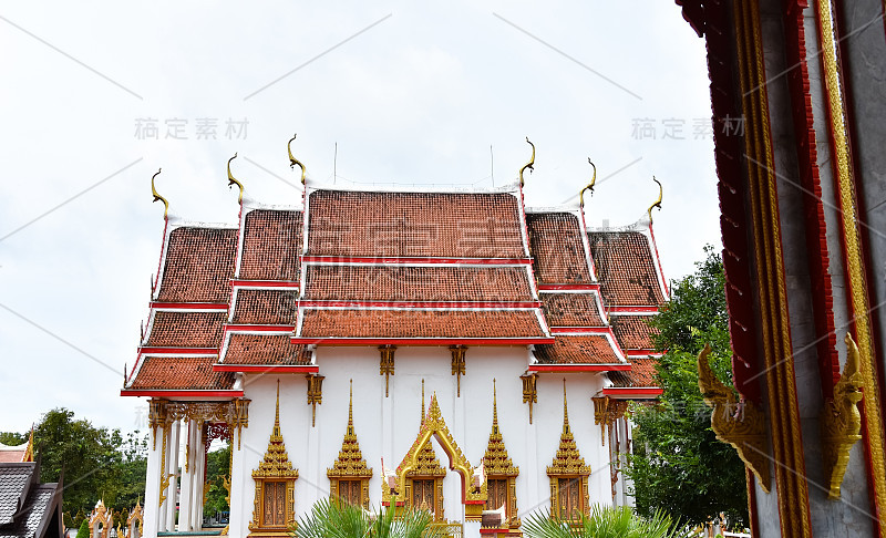 普吉岛查隆寺遗址上的一座佛教寺庙