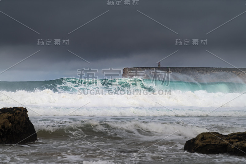 阿尔加维萨格雷斯的Tonel海滩(Praia do Tonel)上的大浪