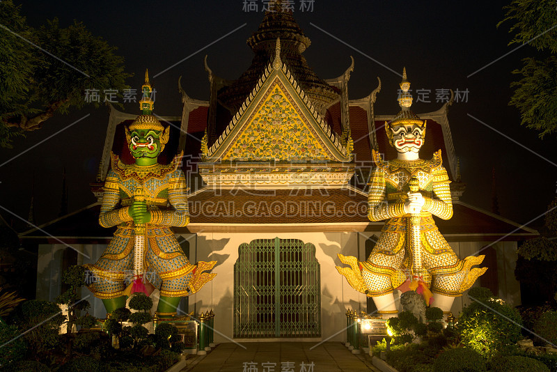 夜景泰国巨人守卫在Wat Arun Ratchawararam 'Ordination Hall'的