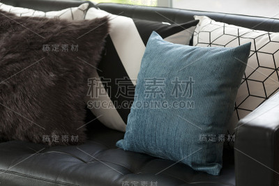 蓝色沙发靠垫
