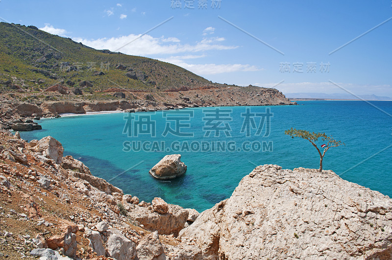 索科特拉岛:岩石嶙峋的海岸线和清澈的海水