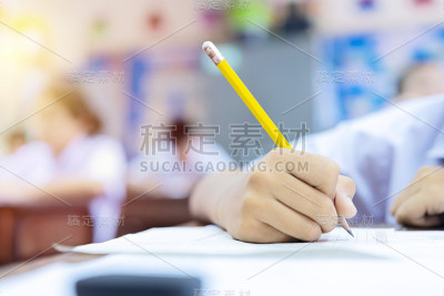 在白纸上手写阅读和笔记，进行考试概念