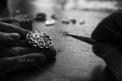 一位制表匠正在修理一块老式自动手表。