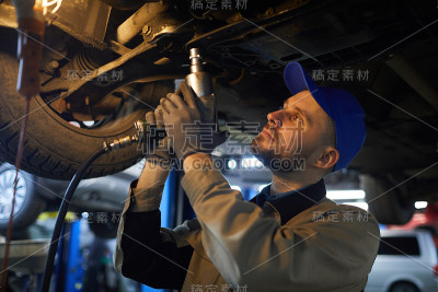 修理工在车下工作